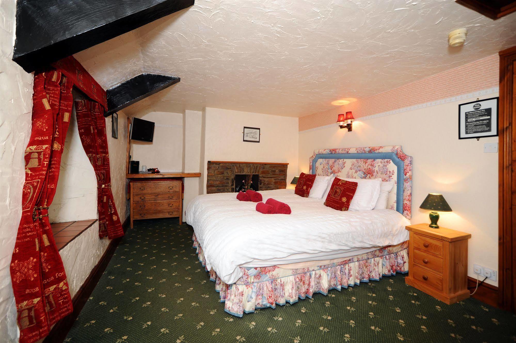 The West Country Inn Кловеллі Екстер'єр фото